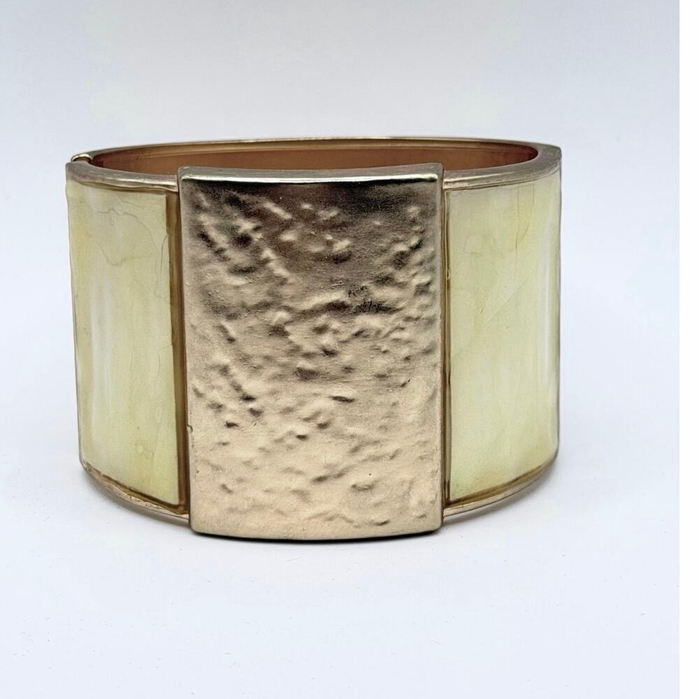 ✨ Gold Tone Hammered Hinged Bangle Bracelet NWT